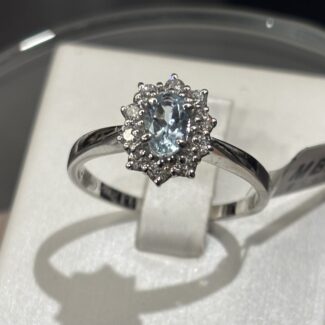 Anello acquamarina e contorno di diamanti
