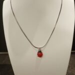 Collana con un ciondolo a forma di coccinella